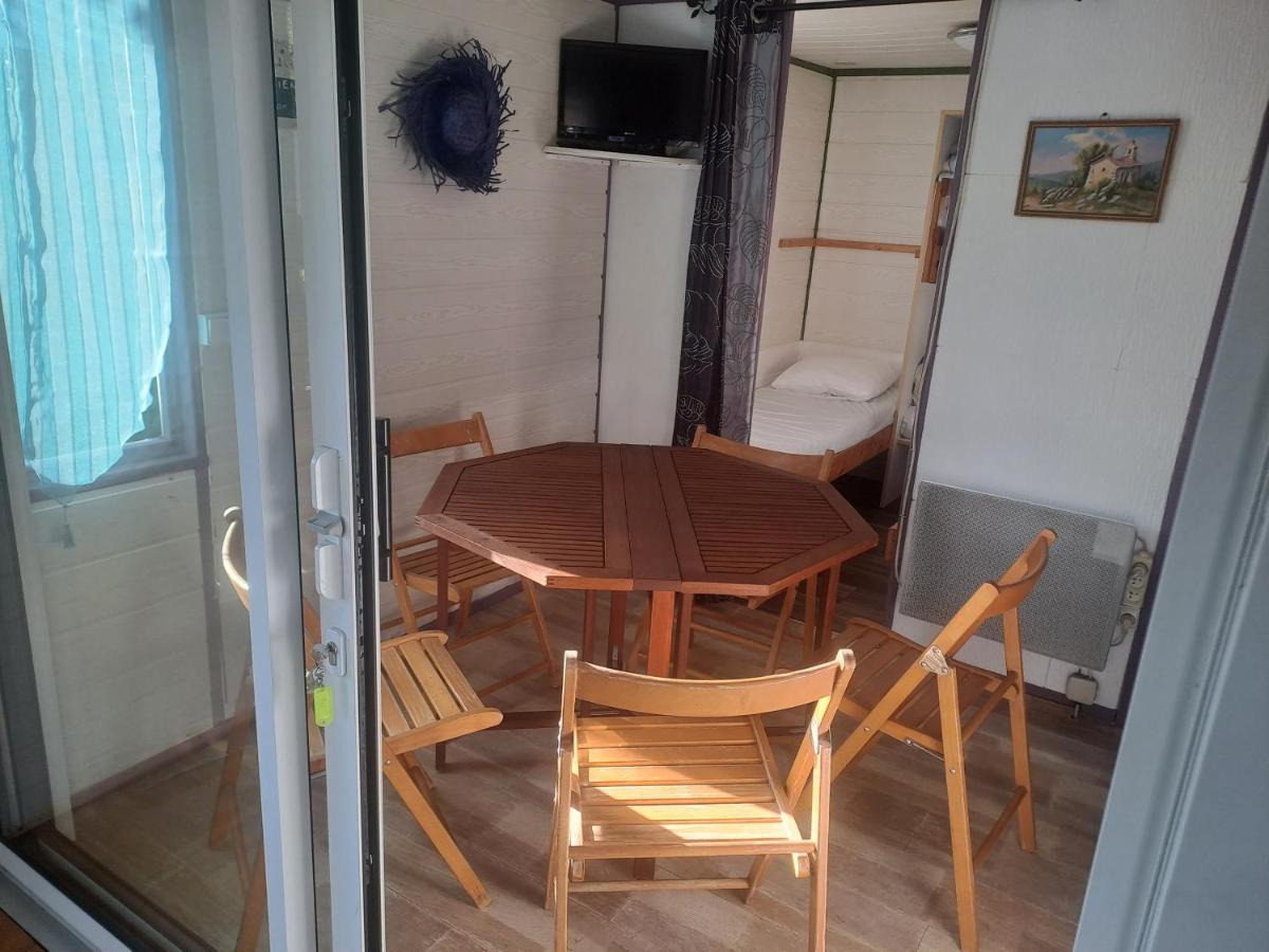 Chalet Pour 5 Personnes Equipe Sur Emplacement Privatif Dans Camping 4 Etoiles Appartenant Et Gere Par Un Particulier Foix Exterior foto