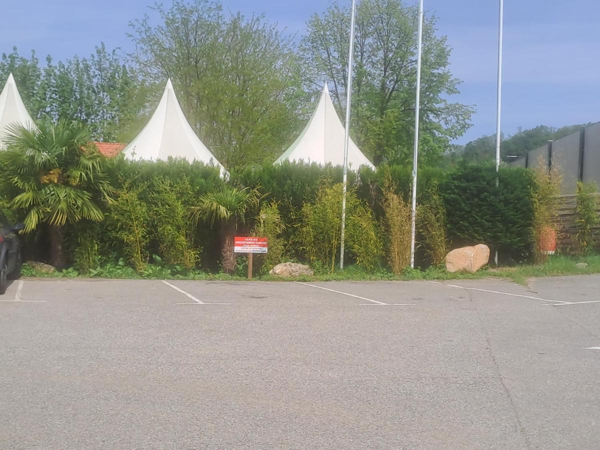 Chalet Pour 5 Personnes Equipe Sur Emplacement Privatif Dans Camping 4 Etoiles Appartenant Et Gere Par Un Particulier Foix Exterior foto